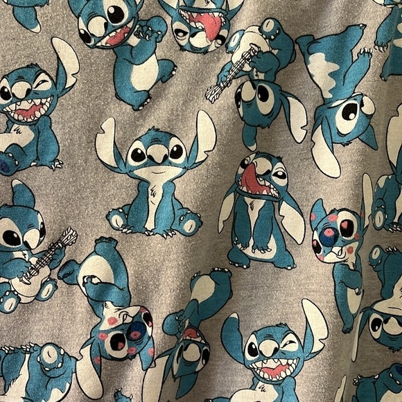 Disney light gray Lilo & Stitch graphic top. Size 2X. - Picture 6 of 7